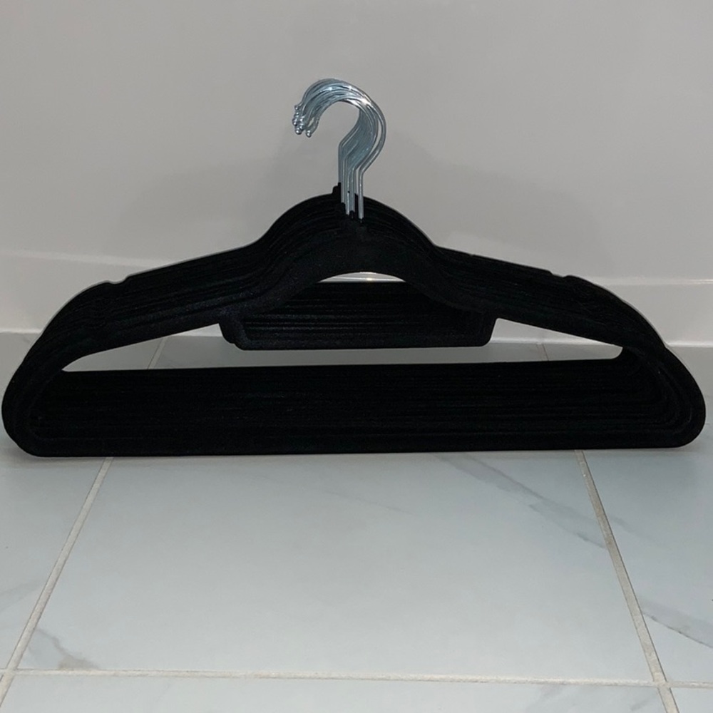 20 Skinny Velvet Multi Hangers Real Simple Black Silver Swivel Hook Non-Slip New - Picture 2 of 6
